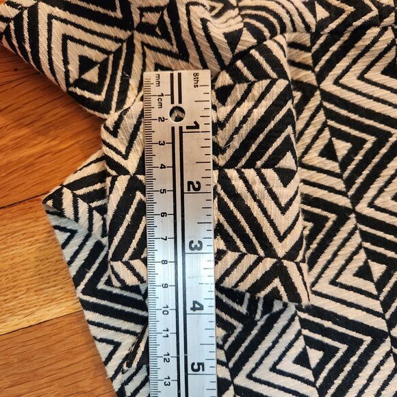 Trina Turk Black & White Flat Front Geometric Pattern Shorts, Sz 4 - Picture 8 of 8